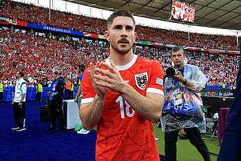 null Romano Schmid klatscht nach einem Spiel in die Hände.