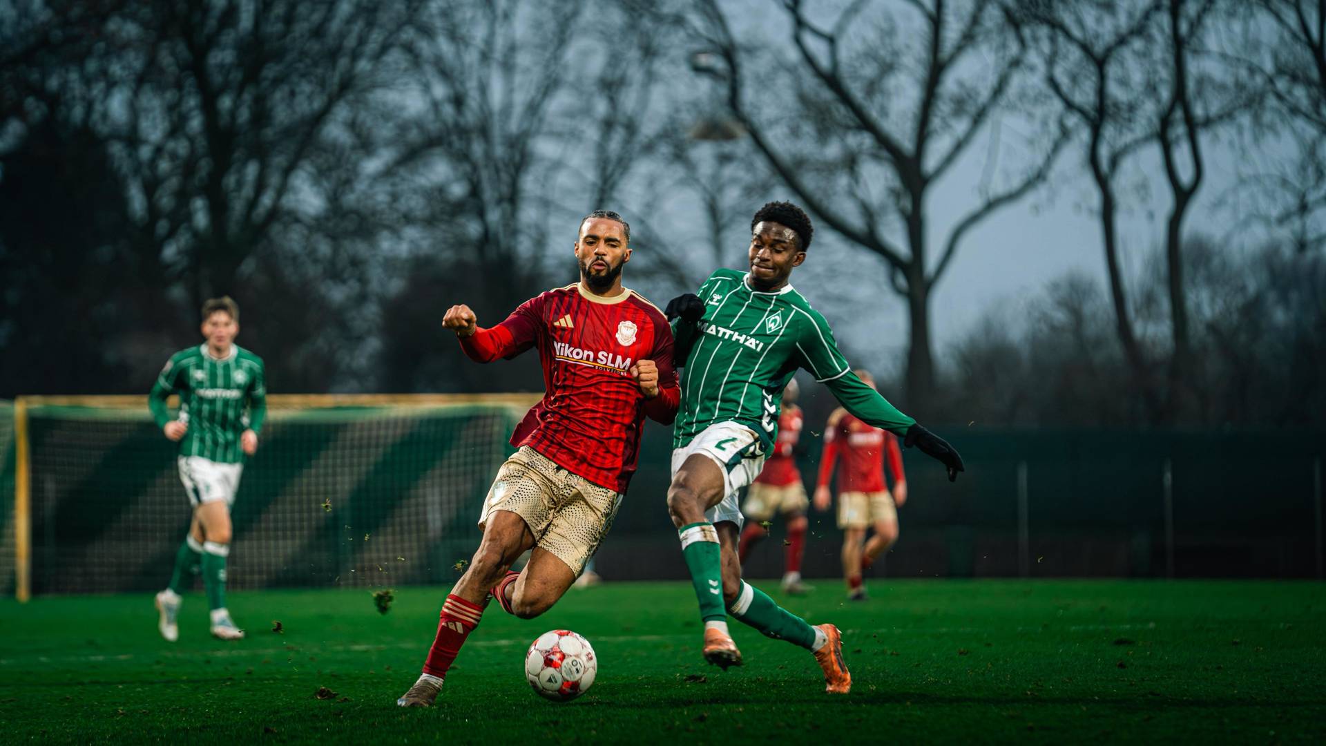 David Igboanugo im Zweikampf mit einem Verteidiger von Phönix Lübeck.