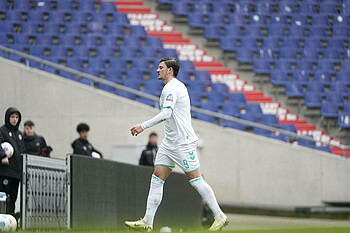 Dawid Kownacki geht über den Platz. 