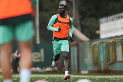 Victor Boniface rennt über den Trainingsplatz.