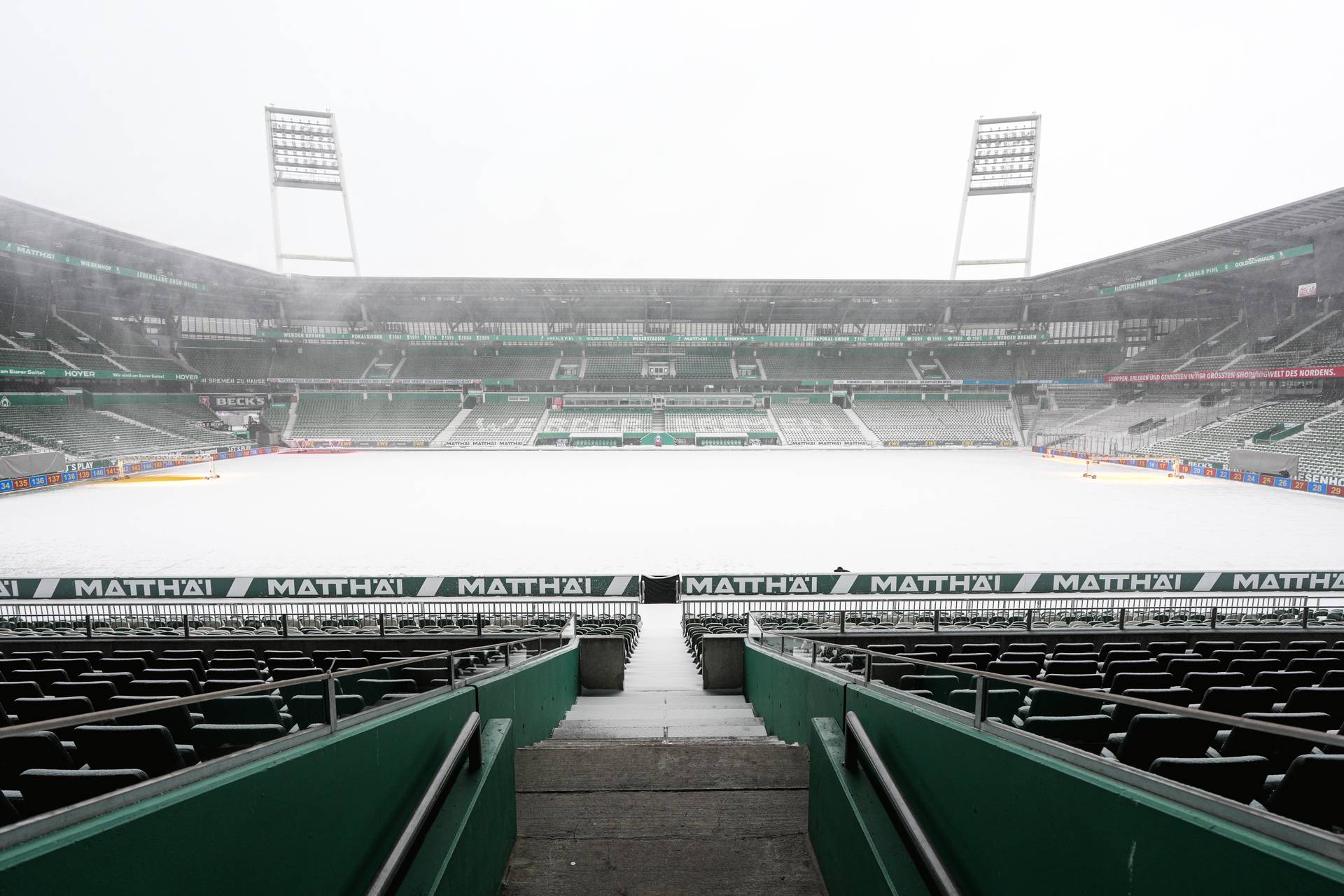 Das Weserstadion ist eingeschneit. Ein Foto von der Tribüne, Höhe Mittellinie.