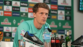 Jens Stage während der Mixed Zone am Mikrofon.