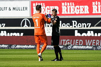 null Pavlenka und Groß geben sich die Faust.