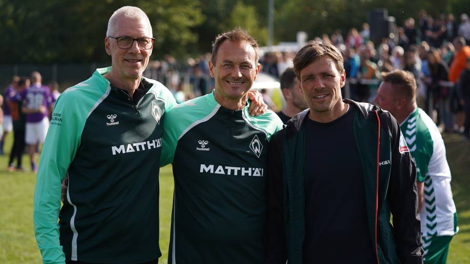 Frank Neubarth, Lars Unger und Clemens Fritz lachen auf dem Platz in Marbach in die Kamera.