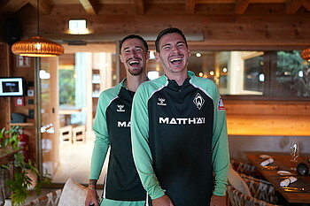 null Friedl und Wöber lachen.