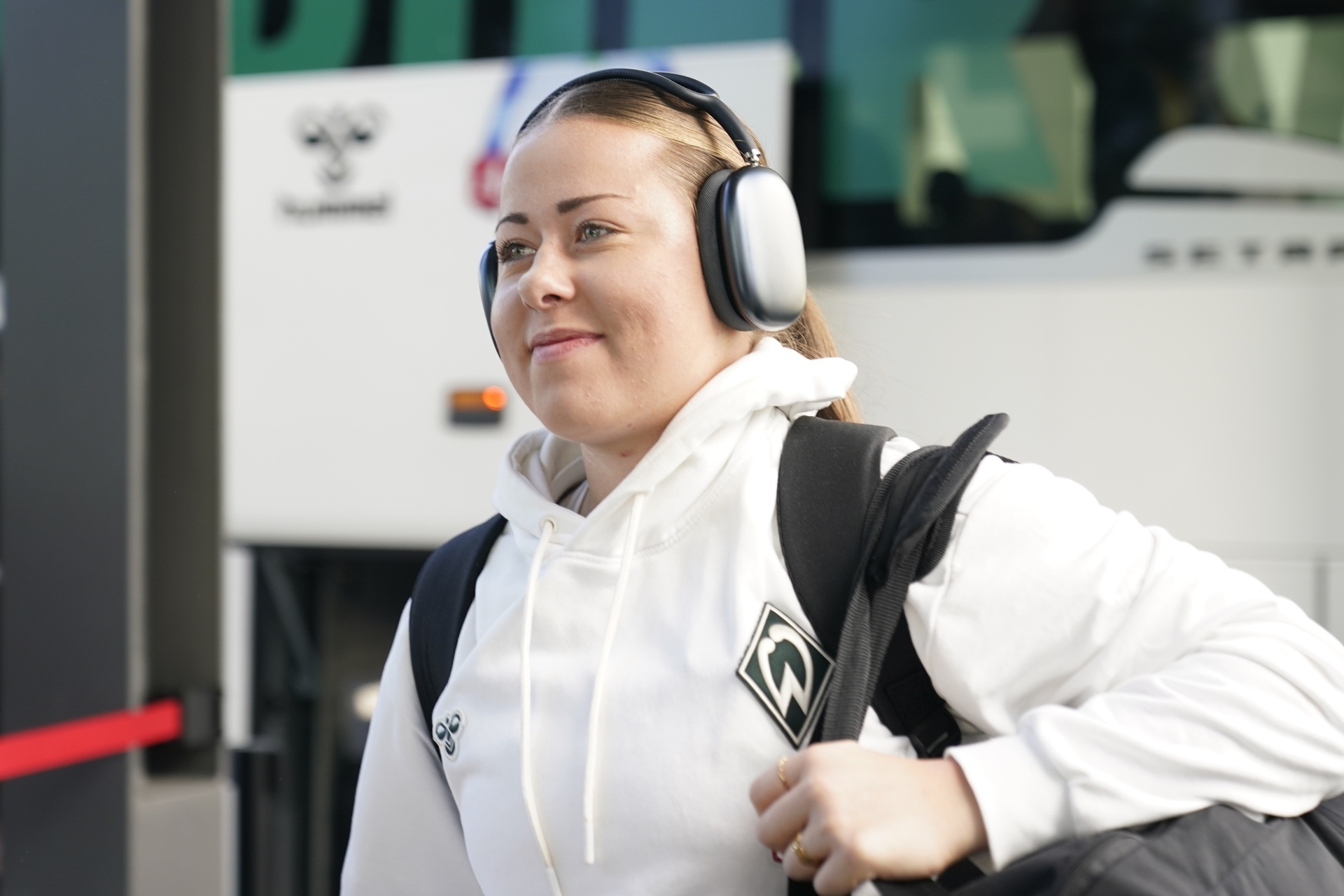 Mariella El Sherif auf dem Weg in die Kabine. Im Hintergrund ist der Mannschaftsbus.