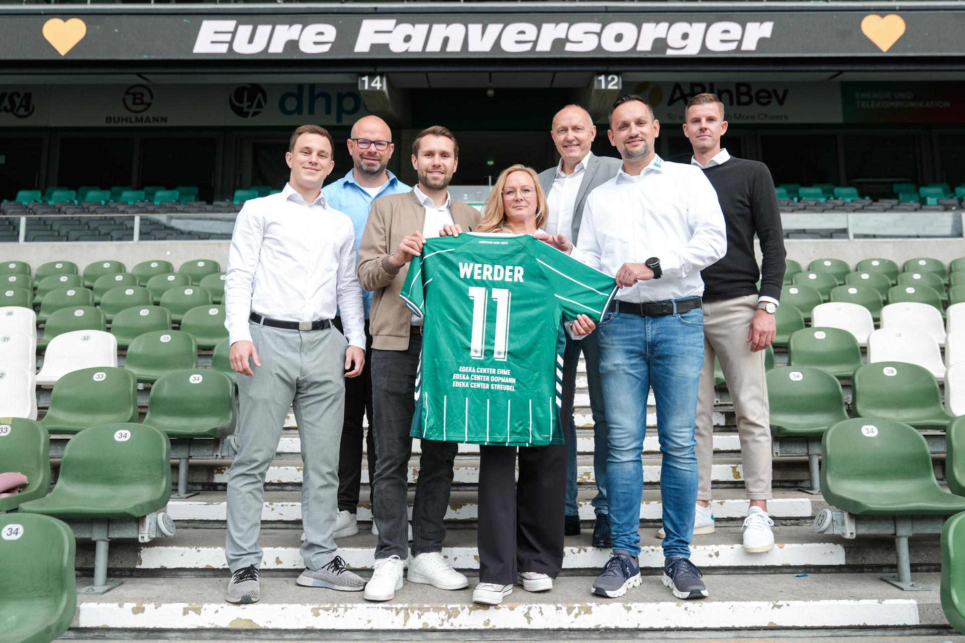 EDEKA-Kaufleute auf der Tribüne
