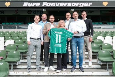EDEKA-Kaufleute auf der Tribüne