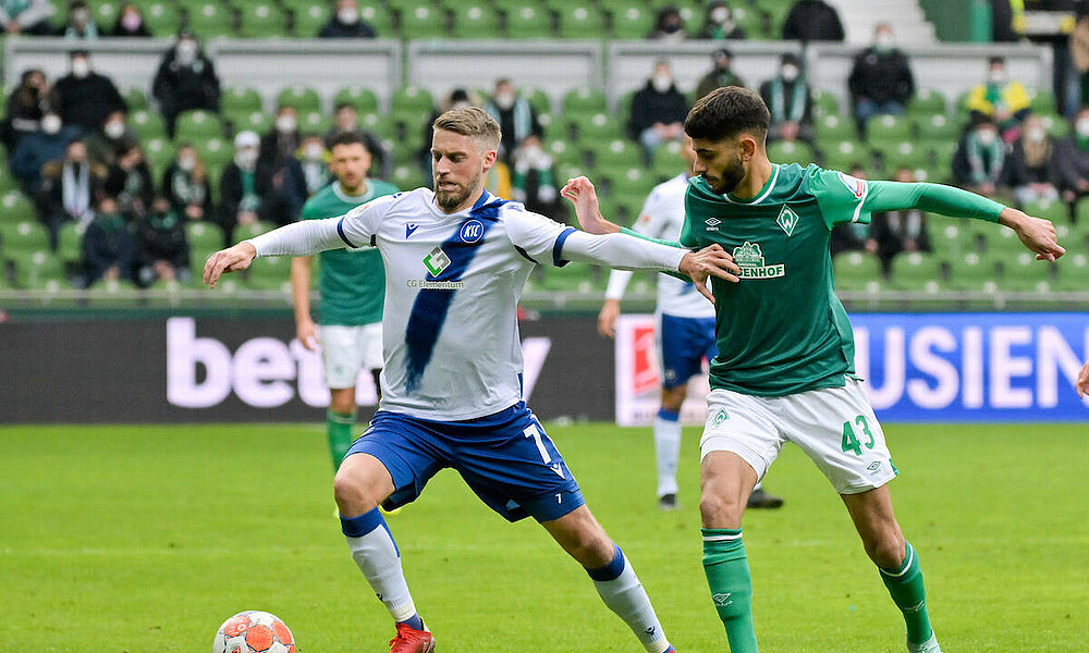 null Eren Dinkci im Zweikampf beim Spiel gegen Karlsruhe