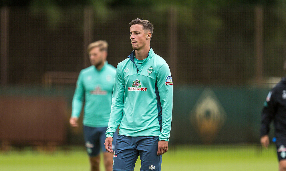 Marco Friedl in Trainingskleidung.