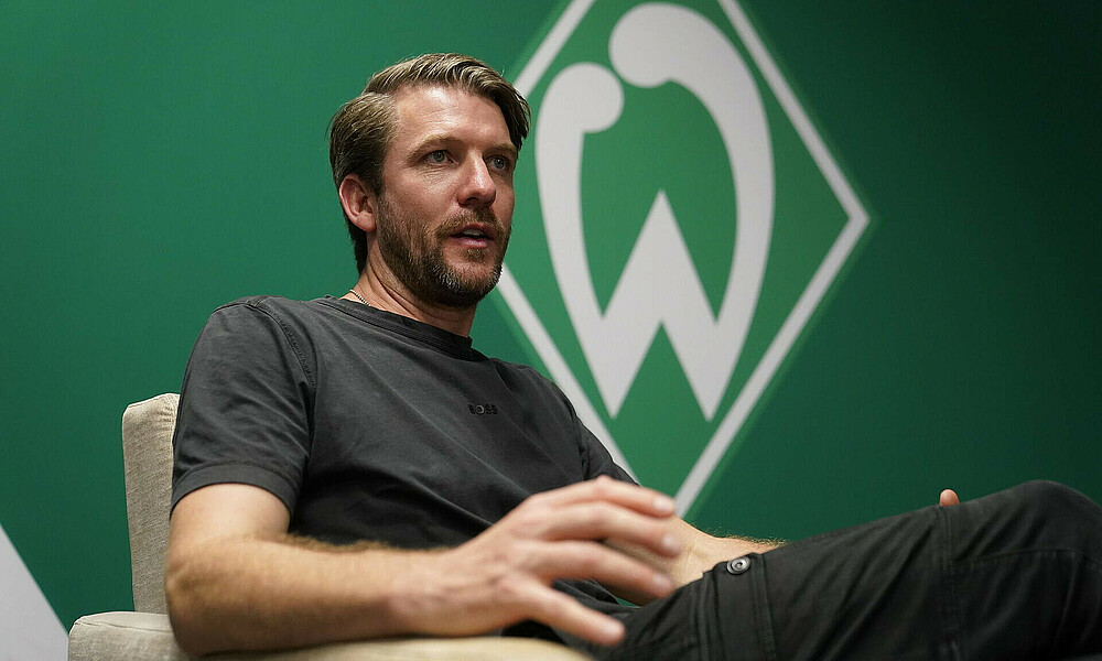 Peter Niemeyer im Sessel im WERDER.TV-Studio