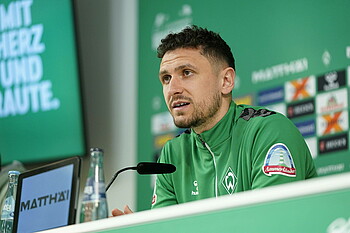 Milos Veljkovic spricht in der Mixed Zone.