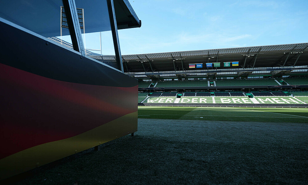 null Ein Panorama-Bild vom wohninvest WESERSTADION. Im Vordergrund die Deutschland Flagge an der Auswechselbank.