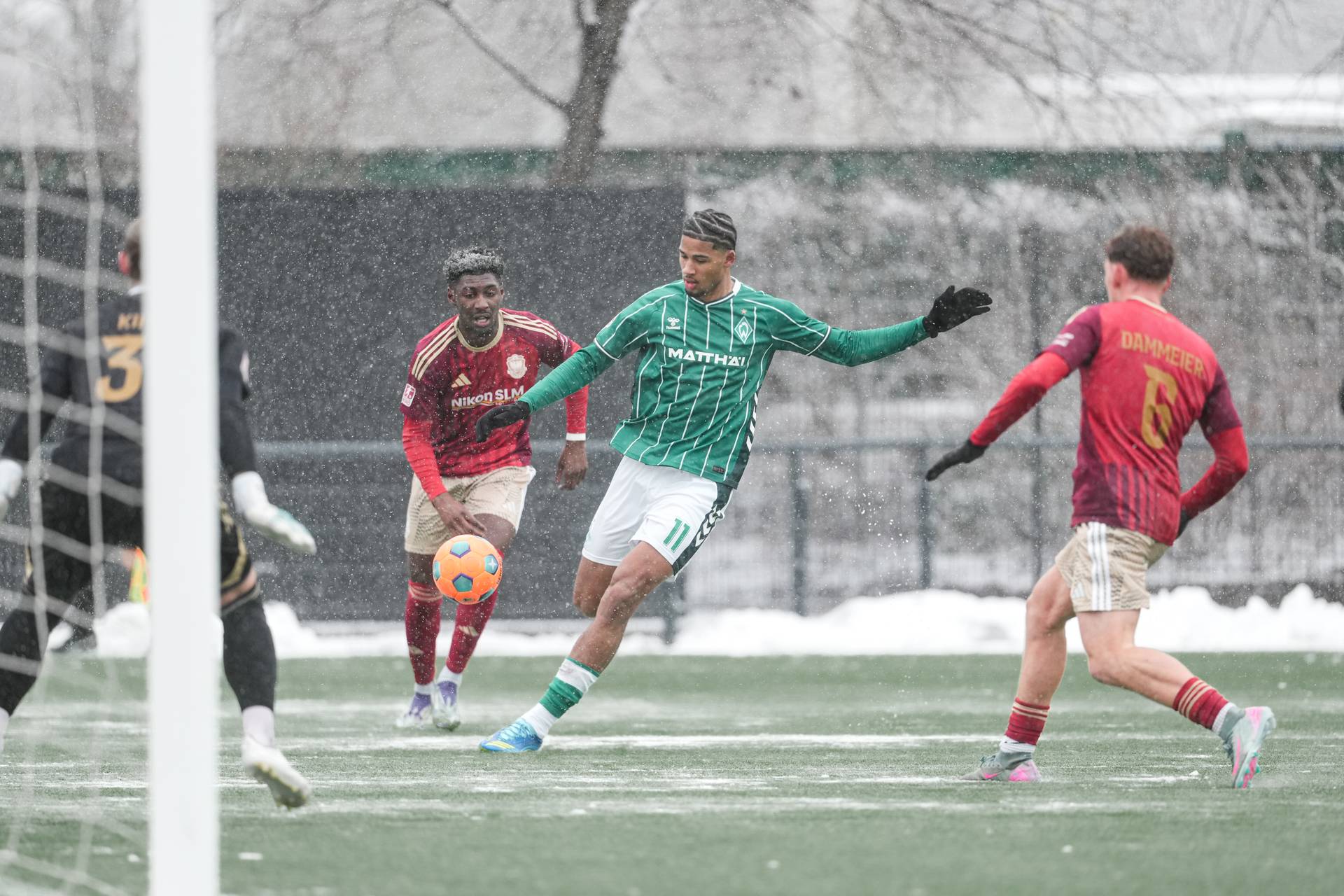 Salim Musah ist umring von Gegenspieler und holt zum Torschuss aus.