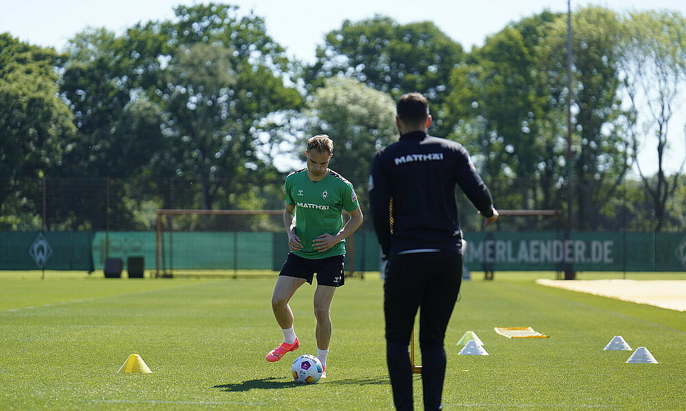 Amos Pieper arbeitet indivduell auf dem Trainingsplatz. 