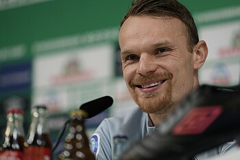 Christian Groß lachend in der Mixed Zone.