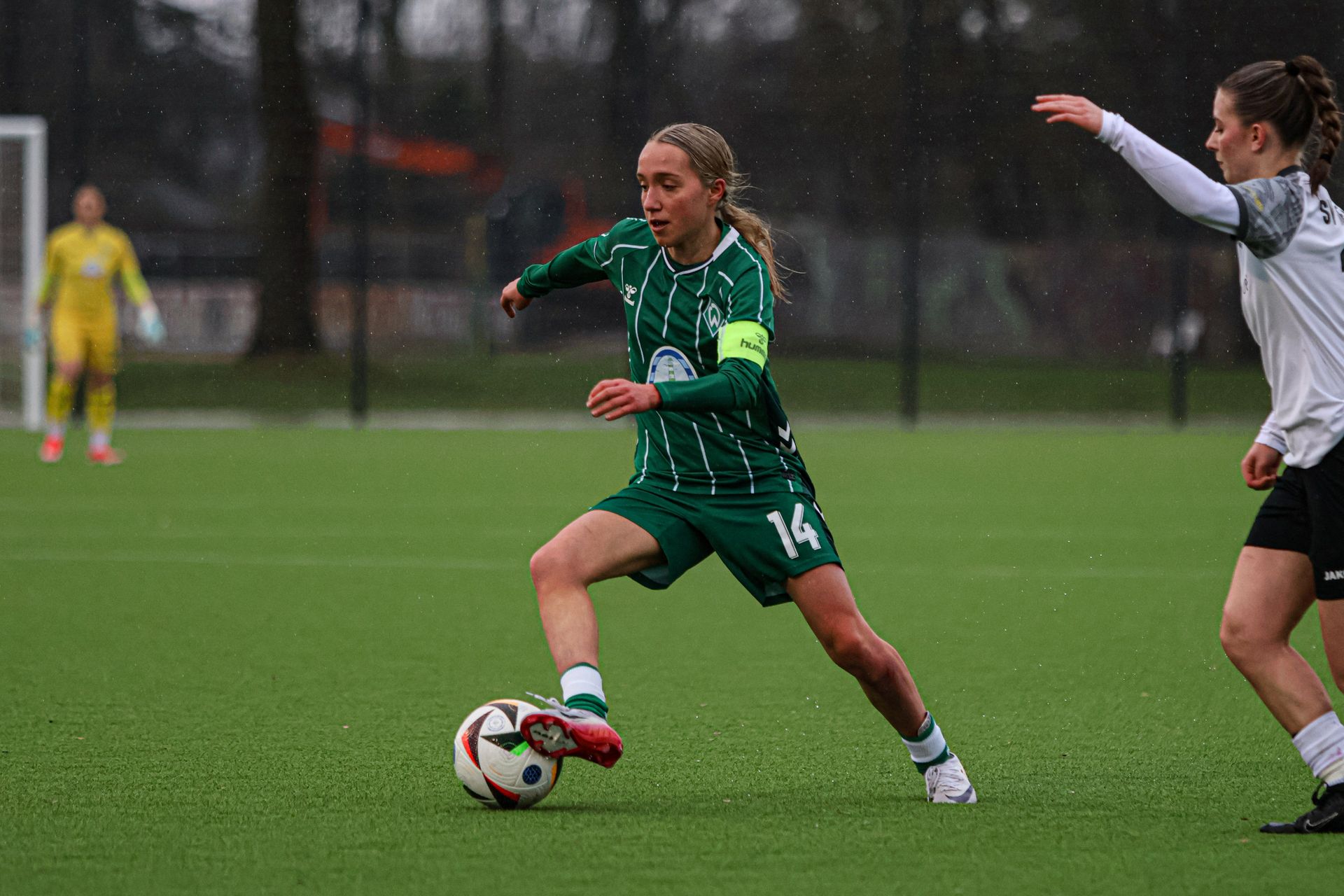 Eine U17-Spielrin mit dem Ball am Fuß.