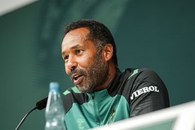 Daniel Thioune am Mikro bei der Pressekonferenz.