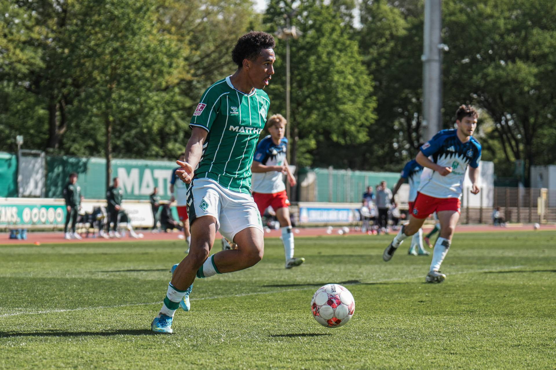 Paul Erevbenagie rennt mit dem Ball am Fuß.