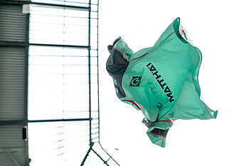 Das Aufwärmshirt in die Luft geworfen. 