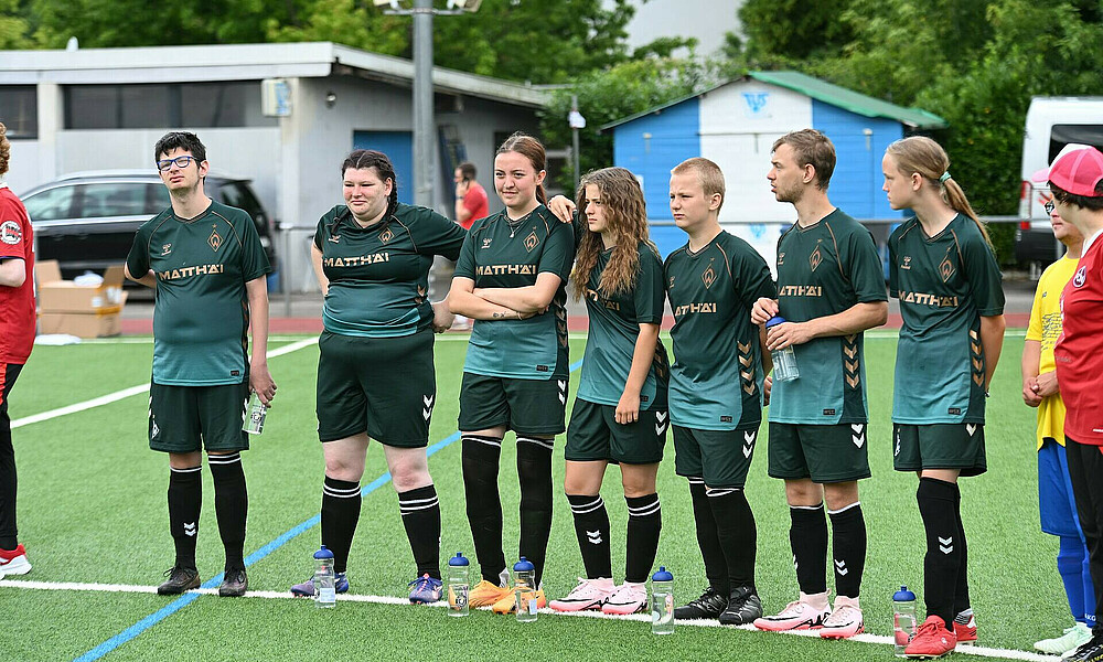 Die Werder Youngstars stehen beim Special Youth Camp in Basel in einer Reihe.