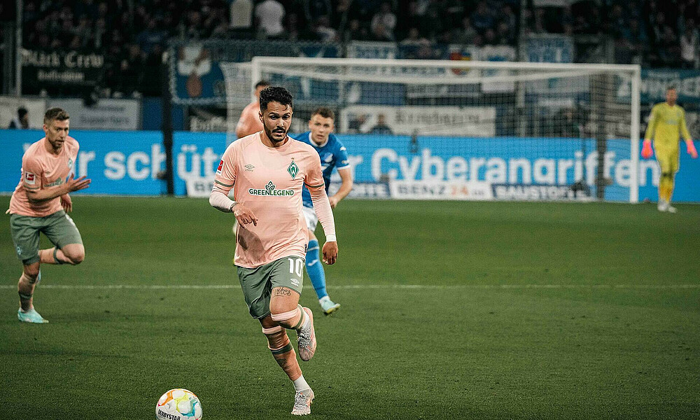 Leonardo Bittencourt mit Ball am Fuß. 