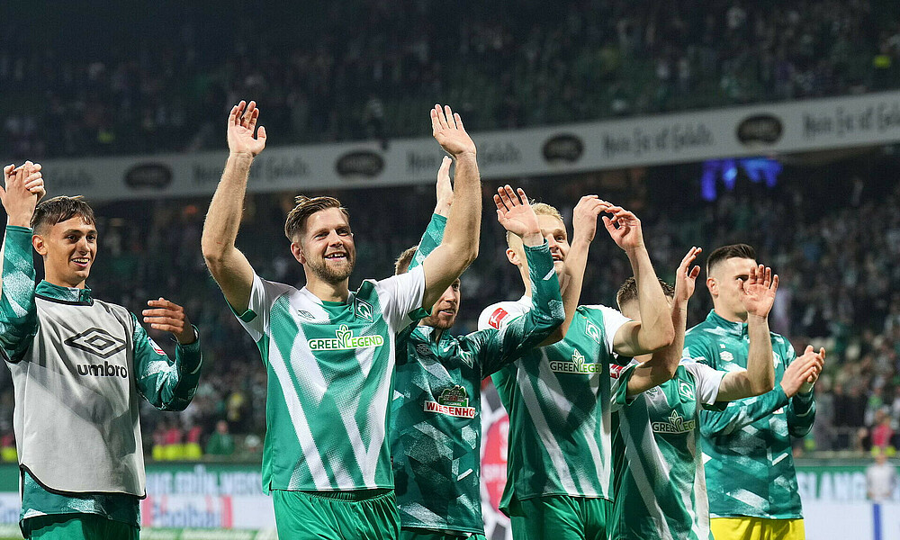 Die Werder-Spieler bei der Laola-Welle.