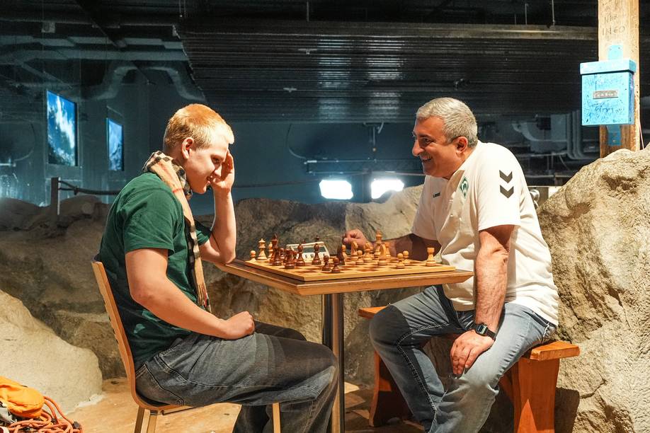 Zwei SVW Spieler sitzen sich gegenüber und spielen Schach