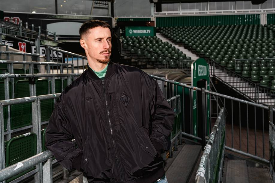 Marco Friedl in einer Bomberjacke in der Ostkurve.