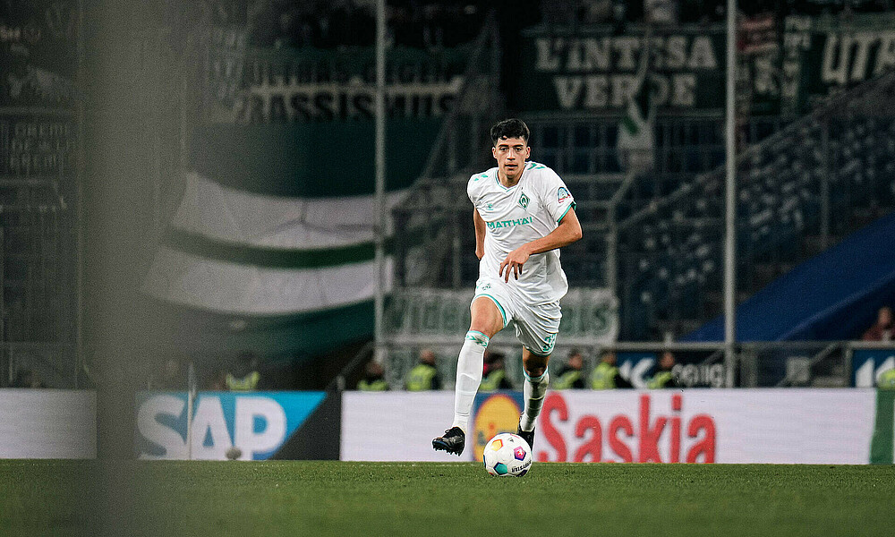 Julian Malatini läuft während des Spiels in Hoffenheim mit dem Ball am Fuß. 