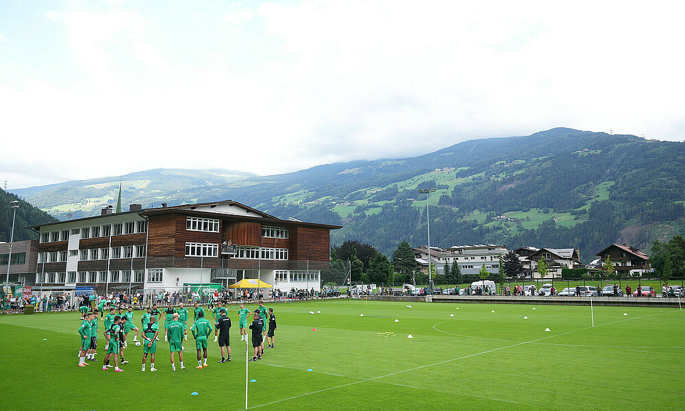 Die Mannschaft steht auf dem Trainingsplatz. 