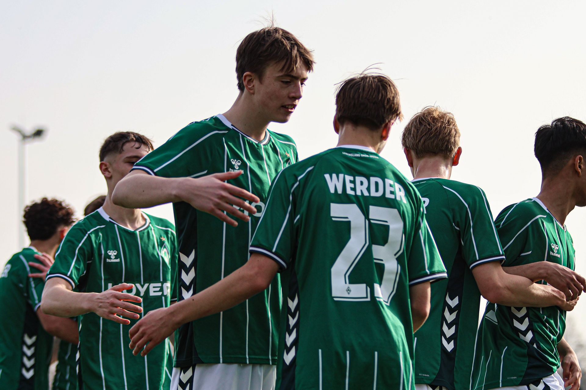 Die U16 jubelt gemeinsam und umarmt sich.