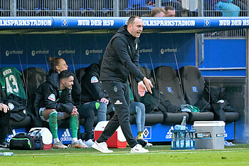 Ole Werner gestikulierend vor der Trainerbank im Vorksparkstadion.