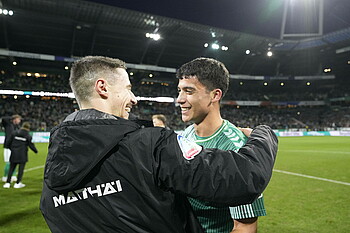 Friedl umarmt Malatini.