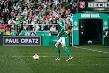 Marvin Ducksch mit Ball am Fuß. 