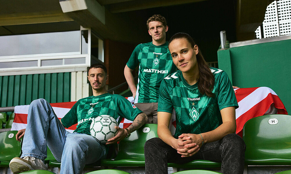 Hanna Nemeth, Jens Stage und Marco Friedl beim Shooting des neuen Heimtrikots. 