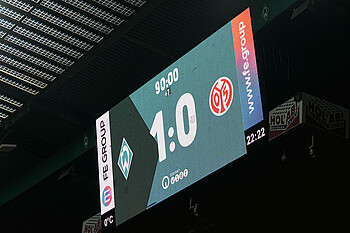 Anzeigetafel mit dem Ergebnis von 1:0 für Werder gegen Mainz