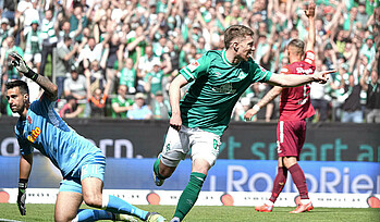 null Mitchell Weiser jubelt, Regensburger Spieler heben den Arm.