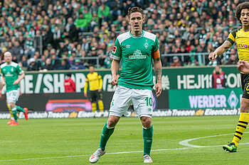 Max Kruse im Werder-Trikot auf dem Platz. 