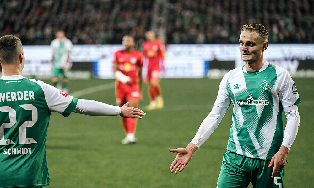 Niklas Schmidt und Amos Pieper klatschen sich ab. 