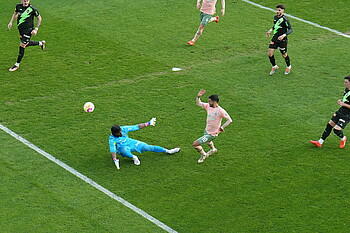 Leonardo Bittencourt trifft zum 2:0.