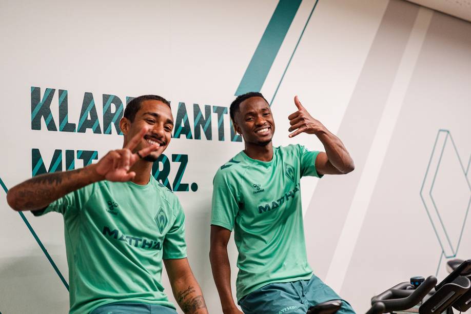 Arthur und Moussa Ndiaye grüßen in die Kamera.
