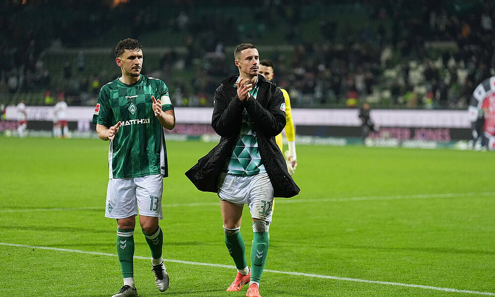 null Marco Friedl und Milos Veljkovic gehen vom Platz.