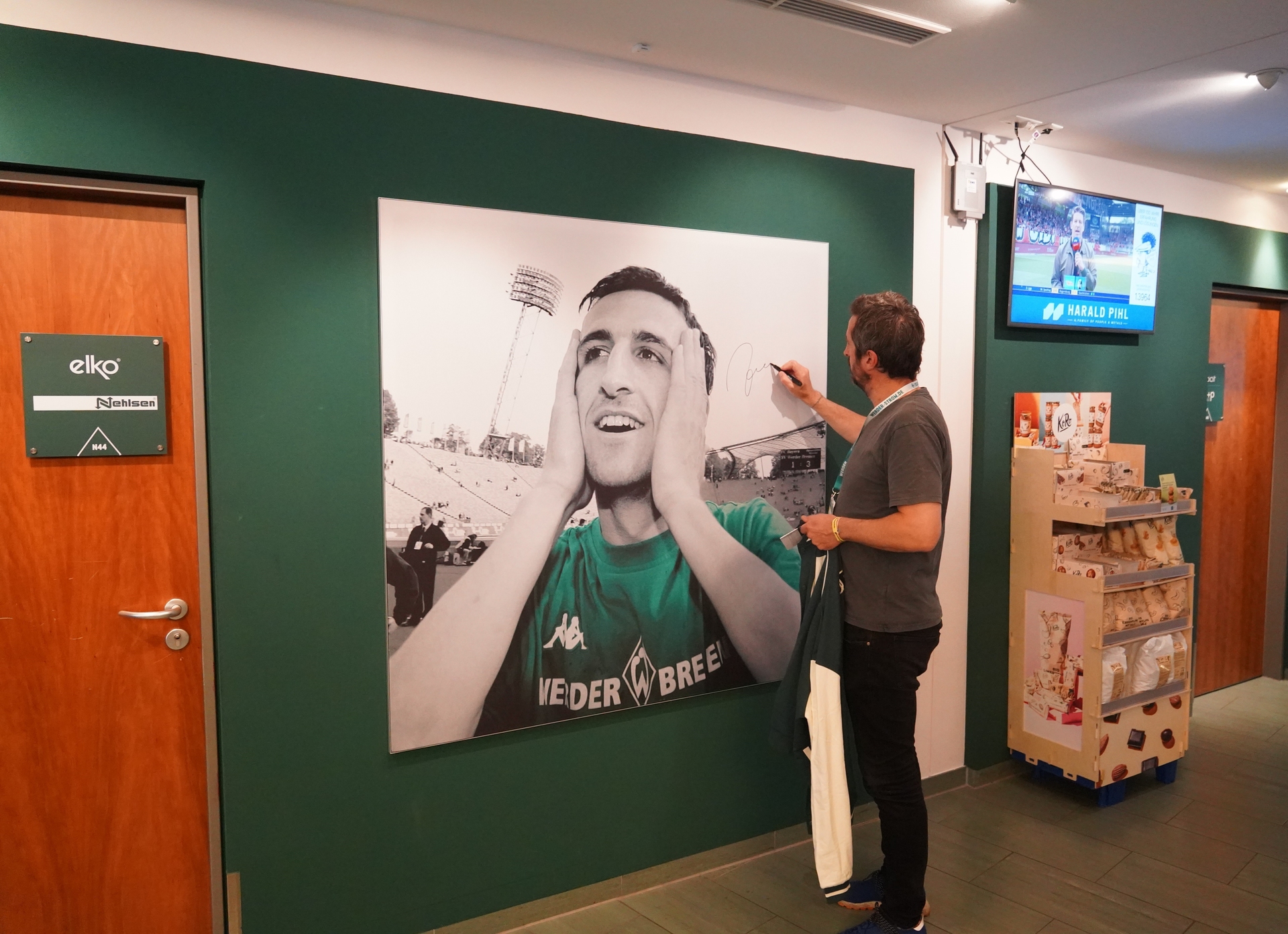 Johan Micoud unterschreibt das Bild.