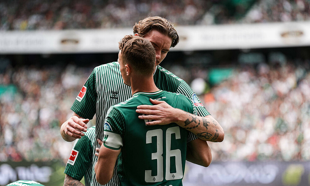 null Nick Woltemade umarmt Christian Groß bei seiner Auswechslung.