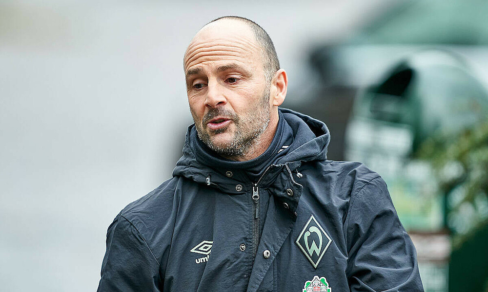 Christian Brand sitzt am Samstag beim Spiel in Kiel auf der Bank.