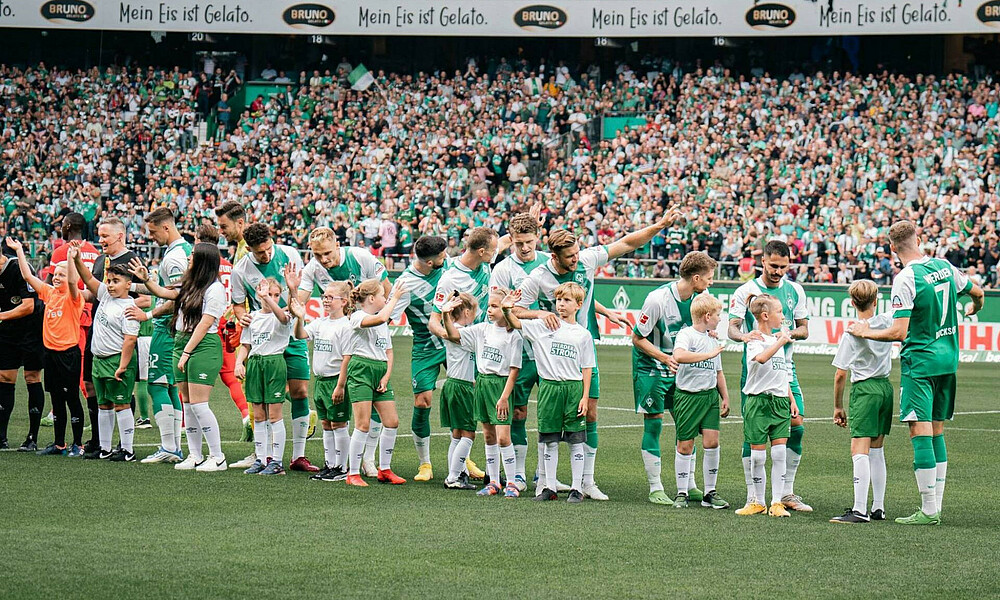 Die Mannschaft beim Einlaufen während eines Heimspiels. 