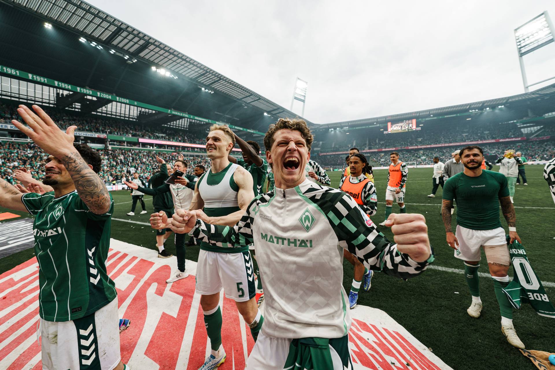 Jens Stage jubelt nach dem Derby gegen den HSV vor der Kurve.