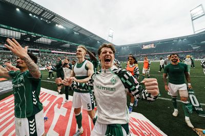 Jens Stage jubelt nach dem Derby gegen den HSV vor der Kurve.