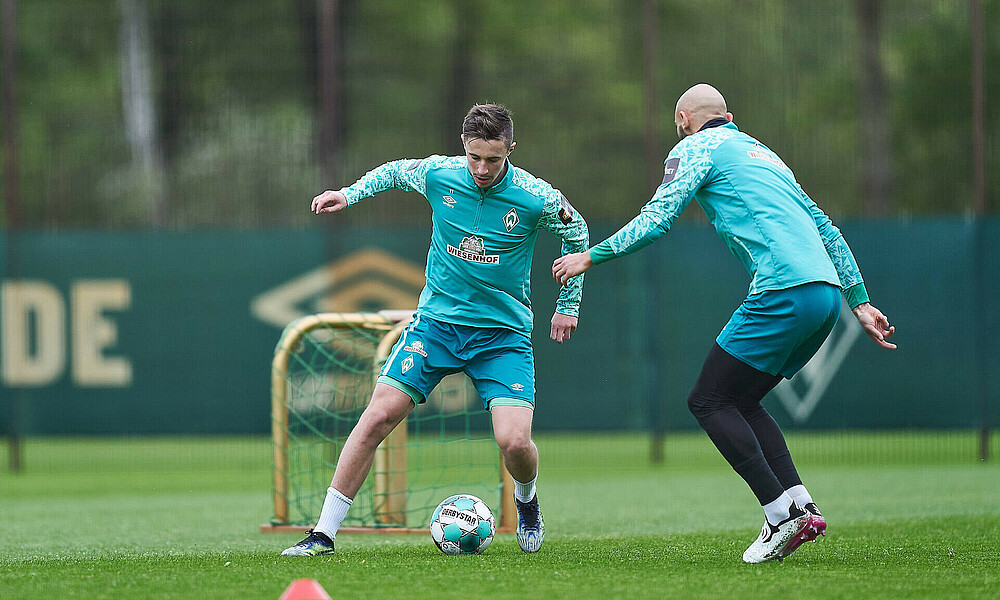 Marco Friedl und Ömer Toprak trainierten die Woche individuell und könnten gegen Augsburg wieder im Kader stehen.